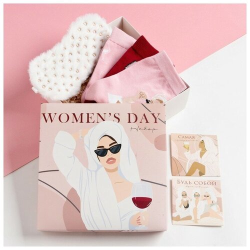Подарочный набор для девушки на 8 марта 'Woman's day' маска для сна, носки 3 пары