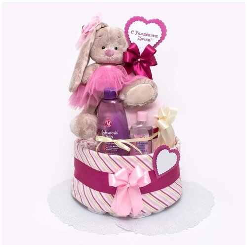 Большой тортик из памперсов для новорожденной девочки 'Зайка-Принцесса' с мягкой игрушкой, пеленками, боди и детской косметикой, с табличкой в форме сердца и атласным декором в розовых тонах