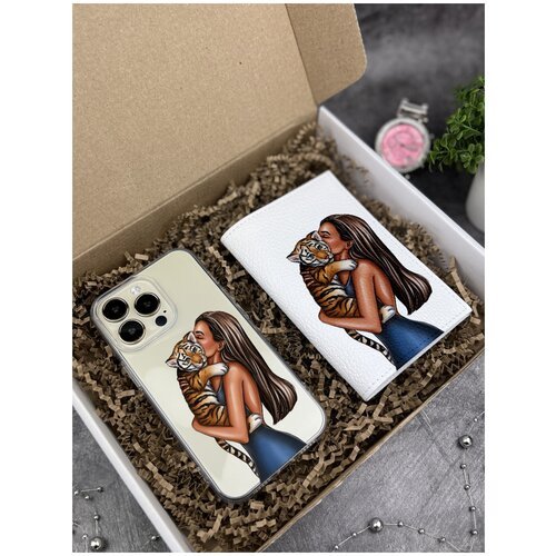 Подарочный набор: Прозрачный силиконовый чехол для iPhone 13 Pro/ Айфон 13 Про + Белая кожаная обложка на паспорт Девушка с тигренком