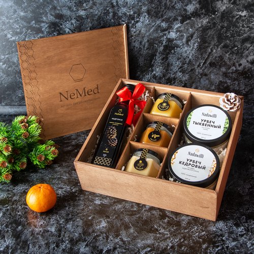 Подарочный набор в деревянной коробке с маслом кедровым, мёдом, урбечом тыквенным и кедровым