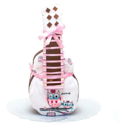 Оригинальный торт из подгузников в форме гитары 'Совушки' на день рождения малыша и выписку из роддома, с детской одеждой и атласным декором ручной работы в розовых и белых тонах