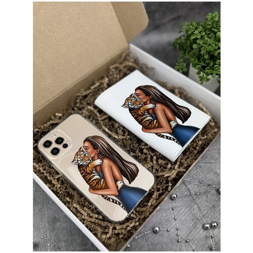 Подарочный набор: Прозрачный силиконовый чехол для iPhone 12/12 Pro/ Айфон 12/12 Про + Белая кожаная обложка на паспорт Девушка с тигренком