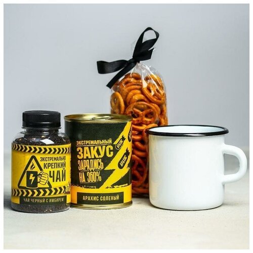 Подарочный набор «Нереальный запас энергии»: чай 50 г, кружка 350 мл, орехи 300 г, крекер 70 г