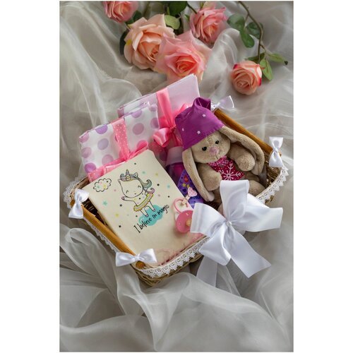 Подарочный набор на выписку из роддома для девочки / подарок на рождение малыша с пеленками и одеждой для дочки, 6 предметов