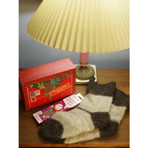 Новогодний подарок: уютные носки и трубочки для глинтвейна с открыткой и подарочной коробкой