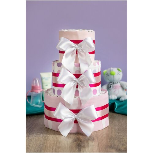 Красивый торт из детских пеленок и памперсов 'Юная леди' для новорожденной девочки на выписку из роддома, с розовыми лентами и белыми атласными бантами, трехъярусный