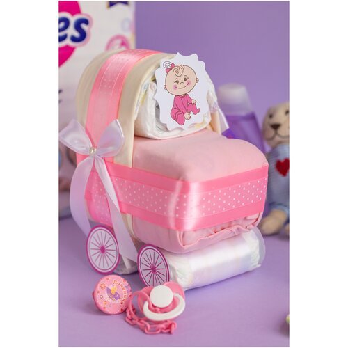 Подарочный набор из подгузников и детской одежды 'Коляска для девочки' на выписку из роддома, с декором в розовой гамме и белым атласным бантом