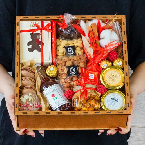 Подарочный набор жене или подруге со сладостями и орехами ART-Box артишок №2207