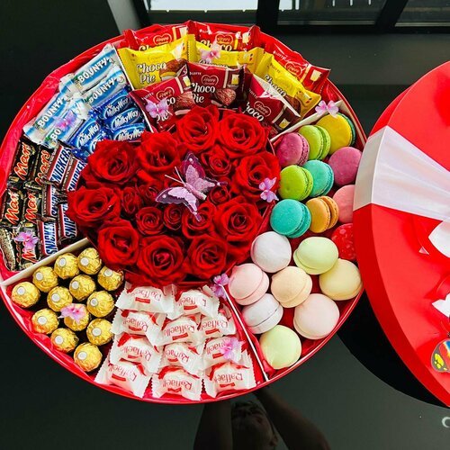 Сладкий гигант - гигантский подарок для мамы и любимой, коробка со сладостями и розами ко дню святого Валентина и 8 марта